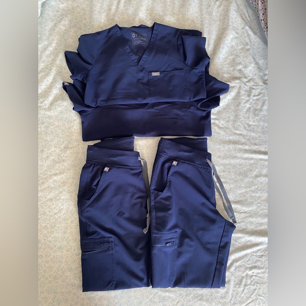 Figs scrubs bundle (XS tops & S joggers)